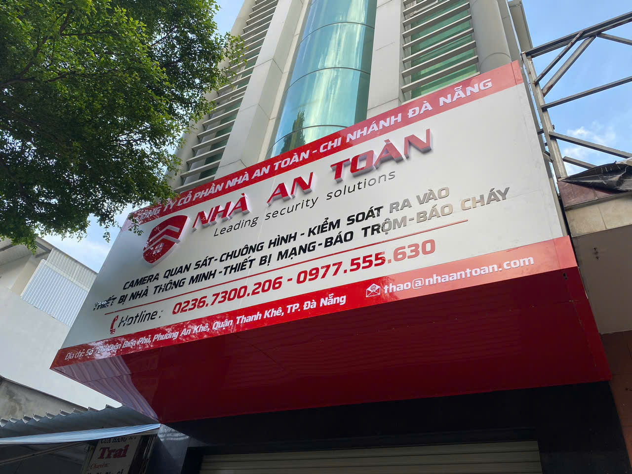 Bảng hiệu mẫu do công ty làm bảng hiệu Đà Nẵng thi công, thiết kế hiện đại phù hợp mặt bằng